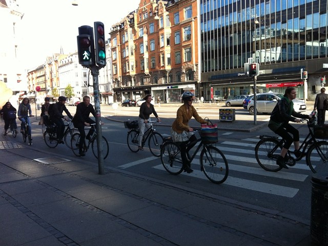 街は昼間も自転車。